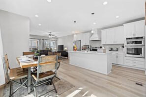 Microwave, oven, stovetop, dishwasher - Spacious 4-bedroom house Downtown Nashville (Nashville)