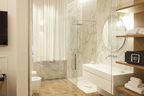 Familiesuite | Badeværelse | Designertoiletartikler, hårtørrer, badekåber, hjemmesko