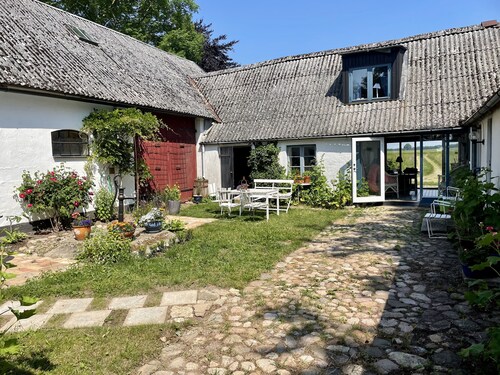 Charming Skånegård på fagra Österlen.  Modern bostadshus med underbar innergård.
