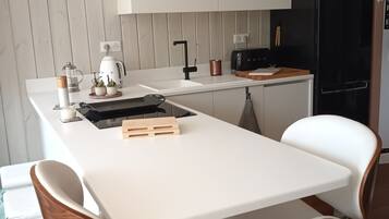 Een koelkast, een microgolfoven, een oven, een kookplaat