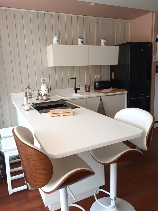 Frigorifero, microonde, forno, piano cottura