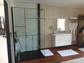 Dusche, umweltfreundliche Kosmetikartikel, Haartrockner, HandtĂŒcher