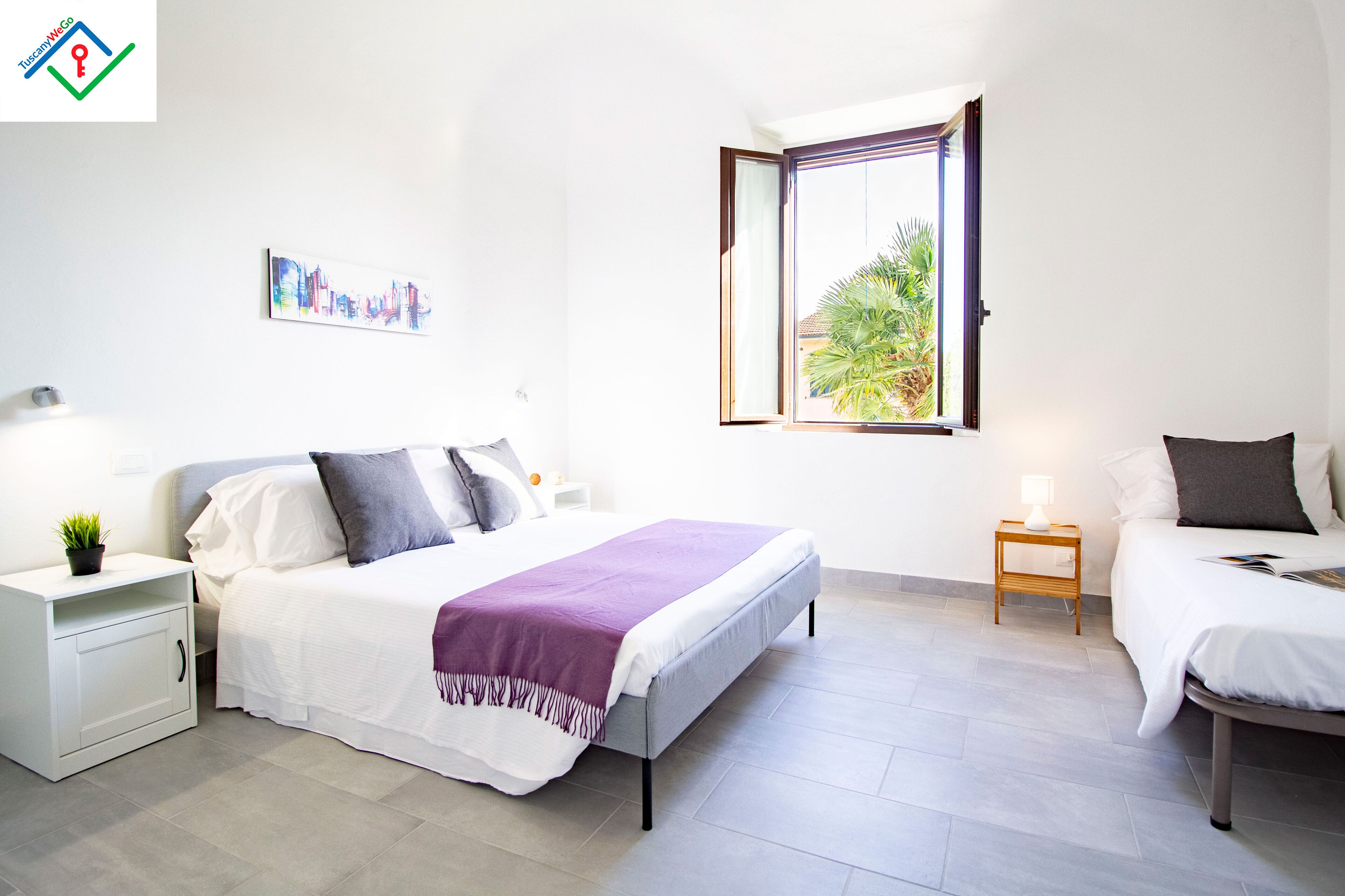 2 chambres, bureau, fer et planche à repasser, lit de bébé portatif