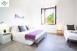 2 Schlafzimmer, Schreibtisch, Bügeleisen/Bügelbrett, Reisekinderbett