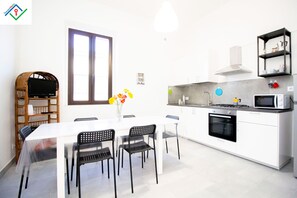 Fridge, microwave, oven, stovetop - LeS House - Apartment 2 by TuscanyWeGo (Pisa)