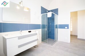 Een douche, een haardroger, een bidet, handdoeken