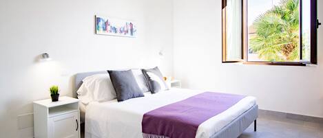 2 室のベッドルーム、デスク、アイロン / アイロン台、旅行用ベビーベッド