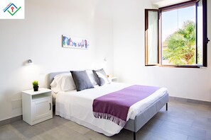 2 Schlafzimmer, Schreibtisch, Bügeleisen/Bügelbrett, Reisekinderbett