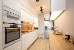 Frigorífic, microones, forn i placa de cuina