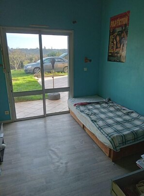 3 habitaciones, tabla de planchar con plancha, wifi y ropa de cama