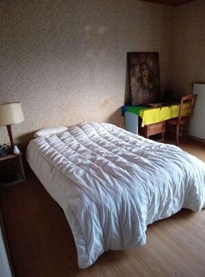 3 habitaciones, tabla de planchar con plancha, wifi y ropa de cama 