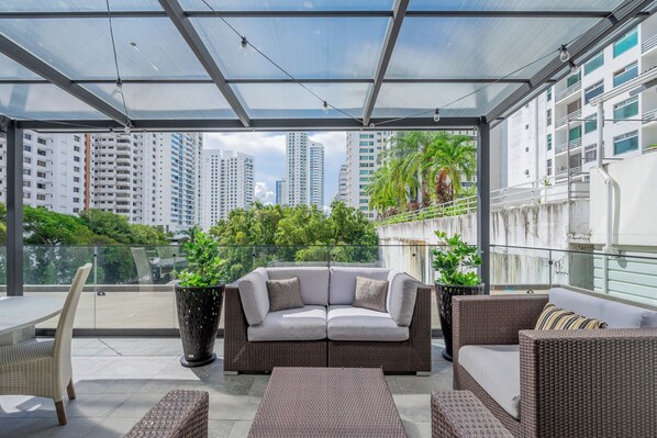 Deluxe Apartment (08C) | Living area | 55-inch Smart TV with digital channels - San Francisco by Wynwood House (Panama City)