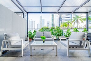 Leilighet – elite (08D) | Oppholdsområde | En 55-tommers smart-TV med digitale kanaler