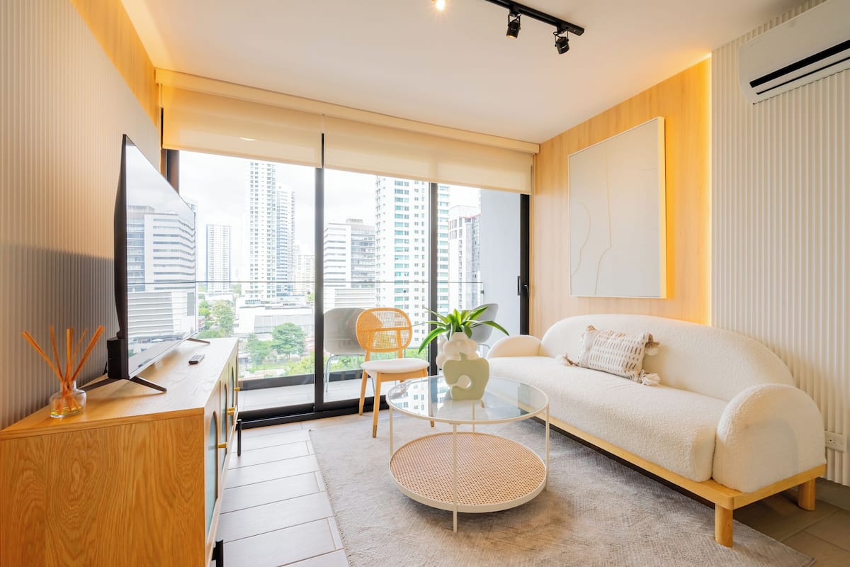 Apartment (13G) | Living room | 55-inch Smart TV with digital channels