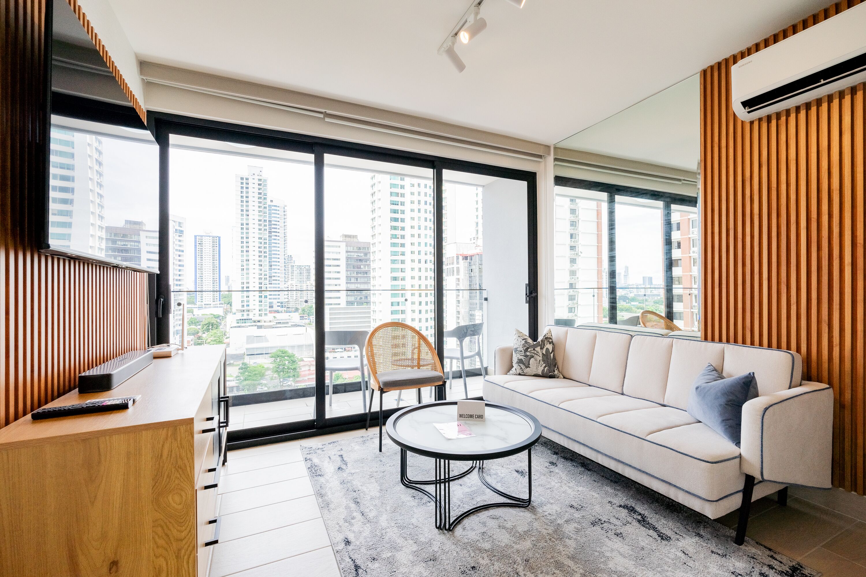 Apartment (16G) | Wohnbereich | 55-Zoll-Smart-TV mit Digitalempfang