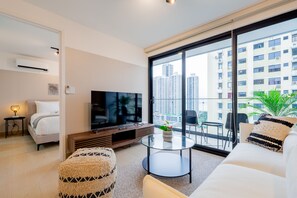 Apartament (16K) | Sala d'estar | Televisor intel·ligent de 55 polzades amb canals per cable
