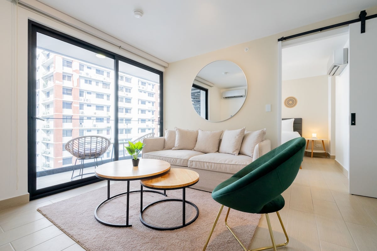 Apartment (17I) | Living area | 55-inch Smart TV with cable channels