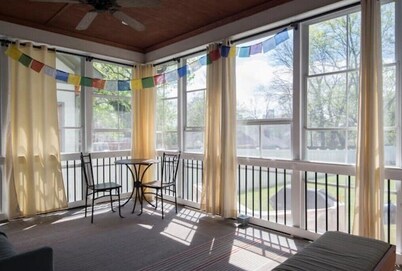 Beautiful 3 BR Walking Distance to Uptown

