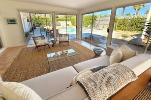 Smart TV, chimenea y tenis de mesa 