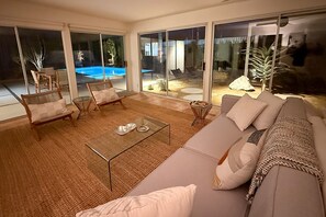 Smart TV, fireplace, table tennis