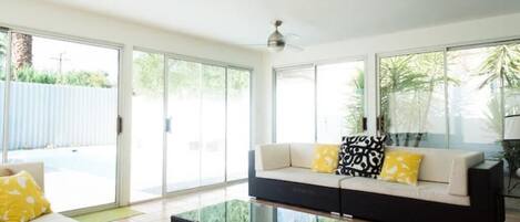 TV connectée, cheminée, table de tennis de table