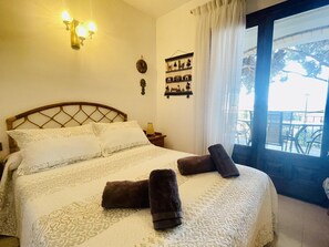 5 bedrooms, iron/ironing board, Internet, bed sheets