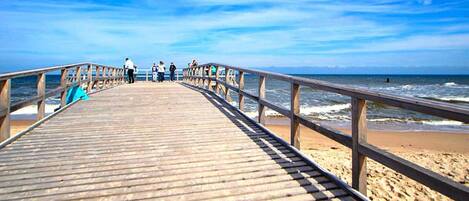 بالقرب من الشاطئ