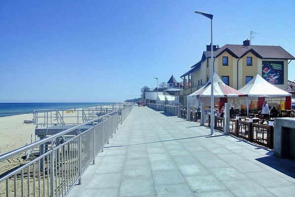 بالقرب من الشاطئ