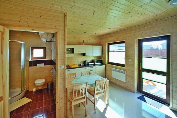 Refrigerador, microondas, parrilla de estufa y tetera eléctrica 