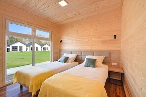 1 bedroom, travel cot, free WiFi, bed sheets - Comfortable, single-story holiday homes (Lazy)