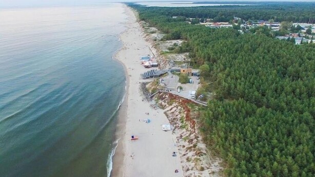 An aerial view of a beach with a forested area and buildings. - Cozy holiday homes, close to the lake (Lazy)