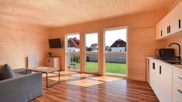 Smart-TV, Kamin, Tischtennisplatte