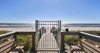 Beach front, Swimming Pool, Amazing Gulf Views!