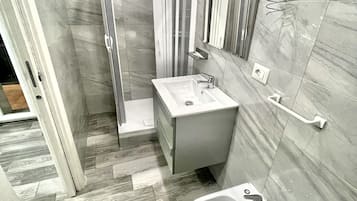 Camera Regina | Badezimmer | Kostenlose Toilettenartikel, Haartrockner, Bademäntel
