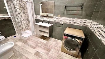 Camera Black | Badezimmer | Kostenlose Toilettenartikel, Haartrockner, Bademäntel