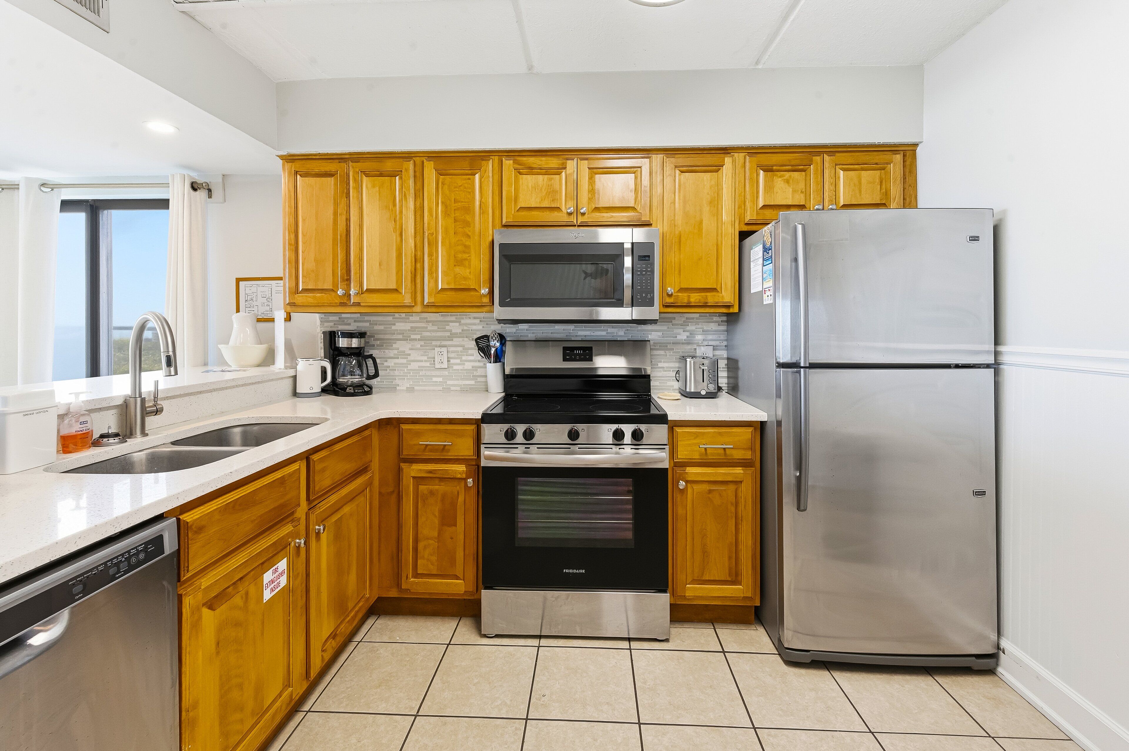 Réfrigérateur, micro-ondes, four, plaque de cuisson