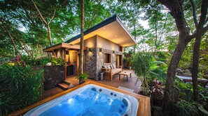 Outdoor spa tub - 4x4 Only / Luxury Jungle TinyHouse + Jacuzzi (Cuajiniquil)