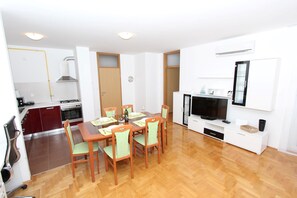 Apartment | Living area | 80-cm flat-screen TV with satellite channels - Apartment Mladen (Pula)
