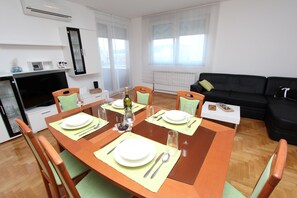 Apartment | Living area | 80-cm flat-screen TV with satellite channels - Apartment Mladen (Pula)