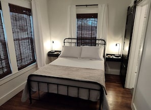 2 bedrooms, iron/ironing board, WiFi, bed sheets - Blanche's Bungalow (Graham)