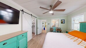 3 bedrooms, desk, iron/ironing board, WiFi - "The Lobster" at The Shore Beach Houses Resort (Nokomis)