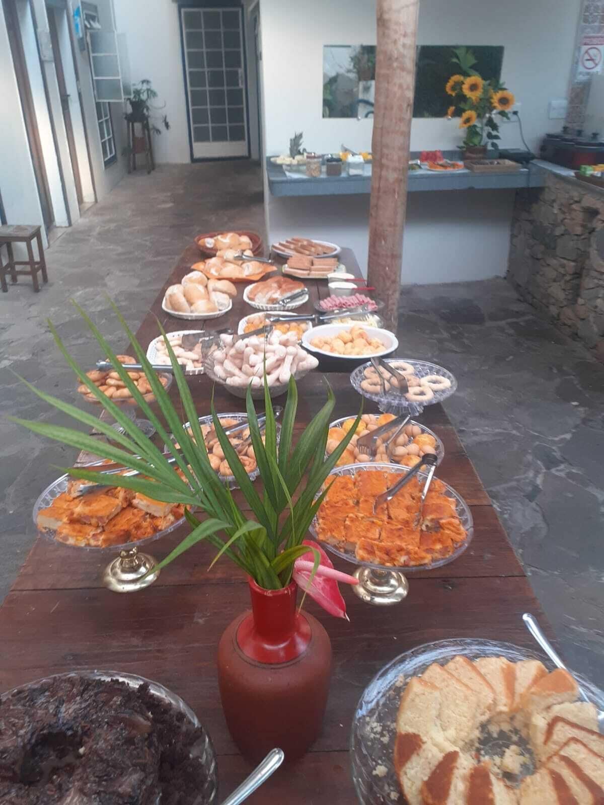 Café da manhã com buffet grátis todos os dias