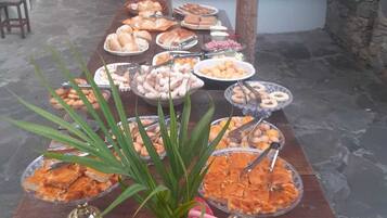 Café da manhã com buffet grátis todos os dias