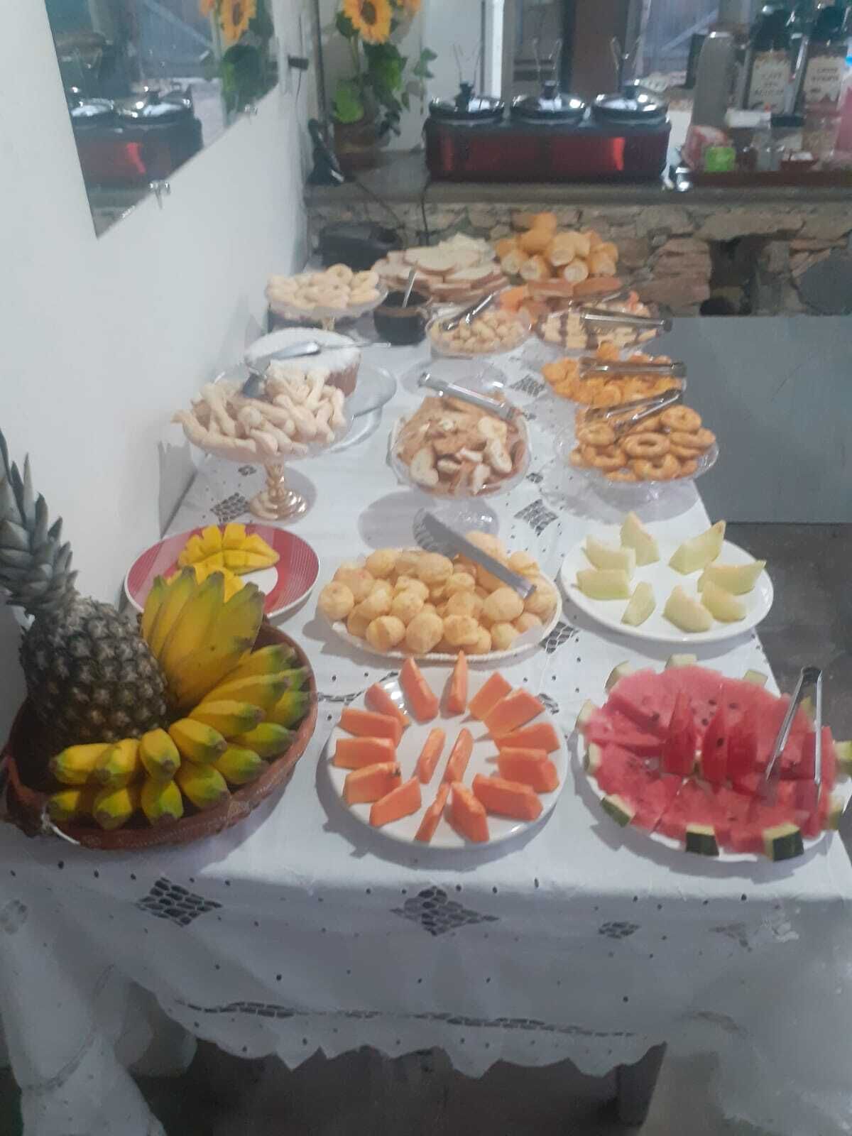 Une table de buffet proposant divers fruits et en-cas.