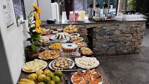بوفيه فطور مجانًا يوميًا