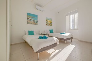 2 soverom og strykejern/-brett