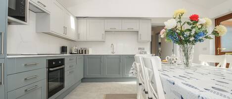 KylskÄp, diskmaskin, vattenkokare och brödrost