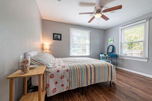 3 bedrooms, iron/ironing board, WiFi, bed sheets