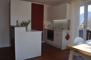 ثلاجة، فرن، موقد طهي مسطح، غسالة أطباق