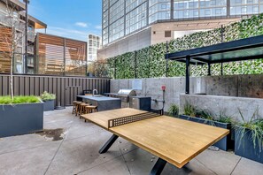 Outdoor dining - Centrally located condo with pool & gym access, balcony, W/D & Modern Interior (Nashville)
